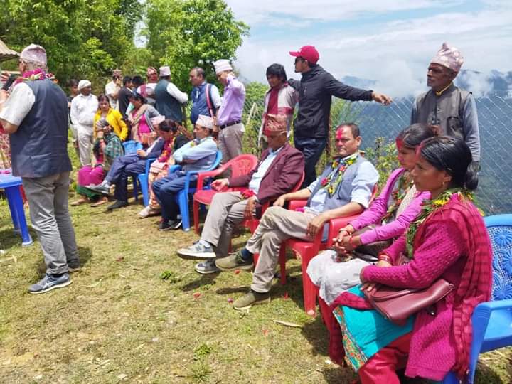 आचारसंहिता विपरीत सरकारी सवारी साधनको दुरूपयोग गर्दै नेपाली काङ्ग्रेसको चुनावी कार्यक्रममा सहभागी हुँदै नगर प्रमुख छायाराम खनाल 
